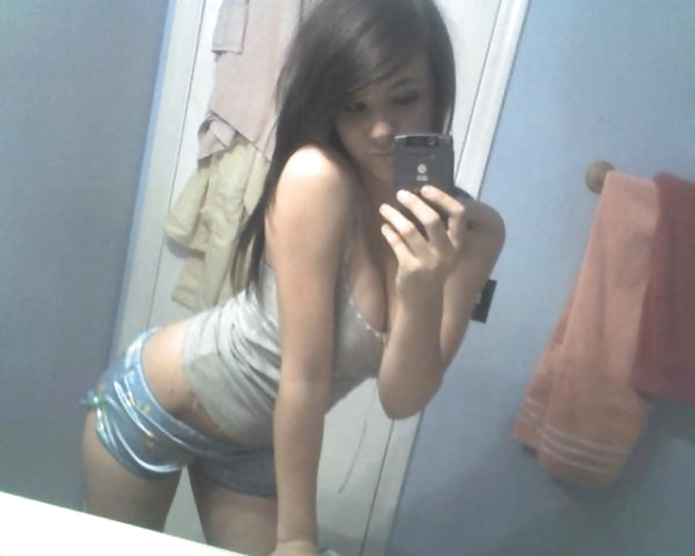Pretty Amateur SelfShot adult photos