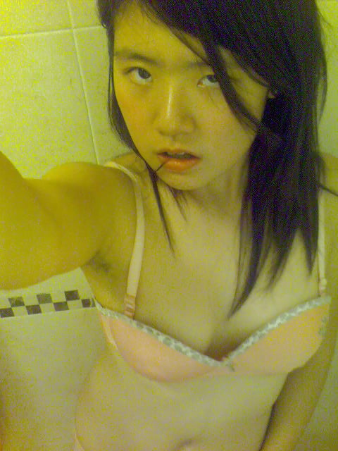 Cute and Young Chinese girl shows pink nipple adult photos