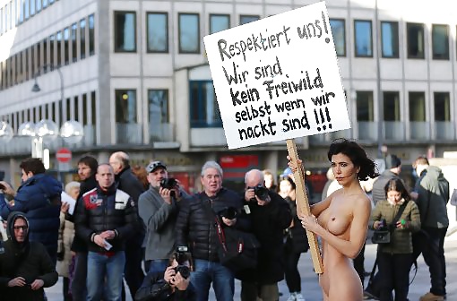 Milo Moire protestiert am Koelner Dom (Abendzeitung) adult photos