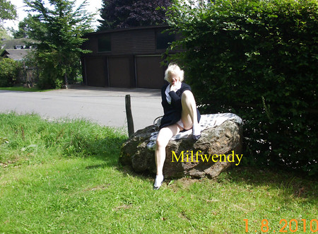 Milfwendy C 02 Upskirt-outdoor-Amel