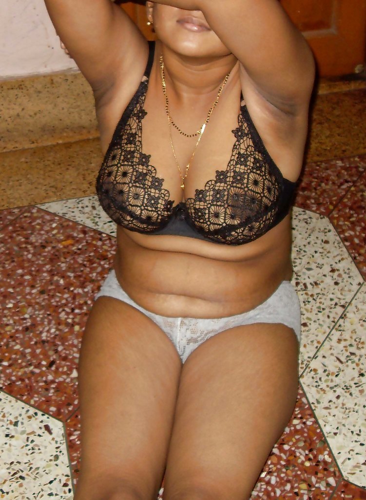 Indian Busty House Wife adult photos
