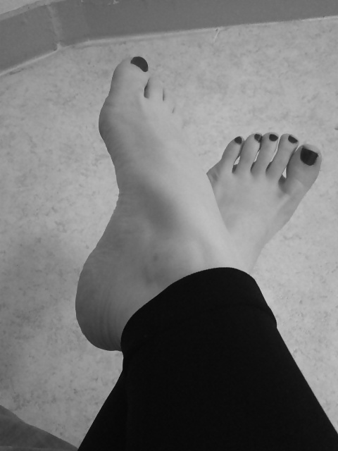 Les pieds de ma soumise Ema adult photos