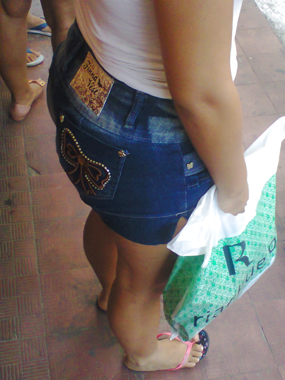 Duas rabudas na parada de onibus adult photos