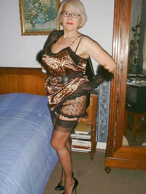 Sexy mature in fully fashioned nylons stockings adult photos