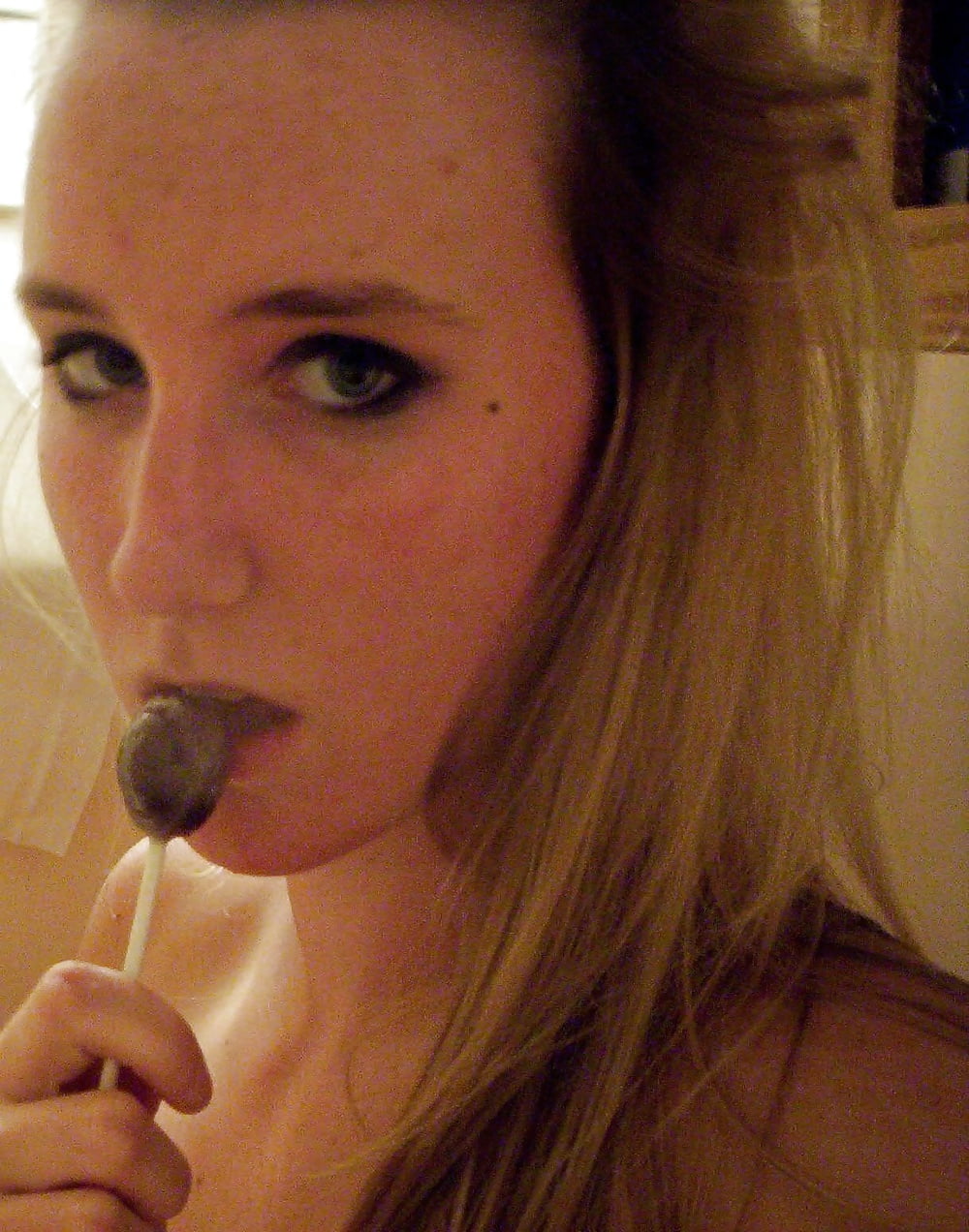 Un named Blonde Slut adult photos