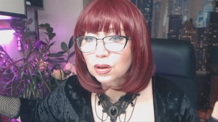 horny milf aimeeparadise is a queen of mature webcam sluts         