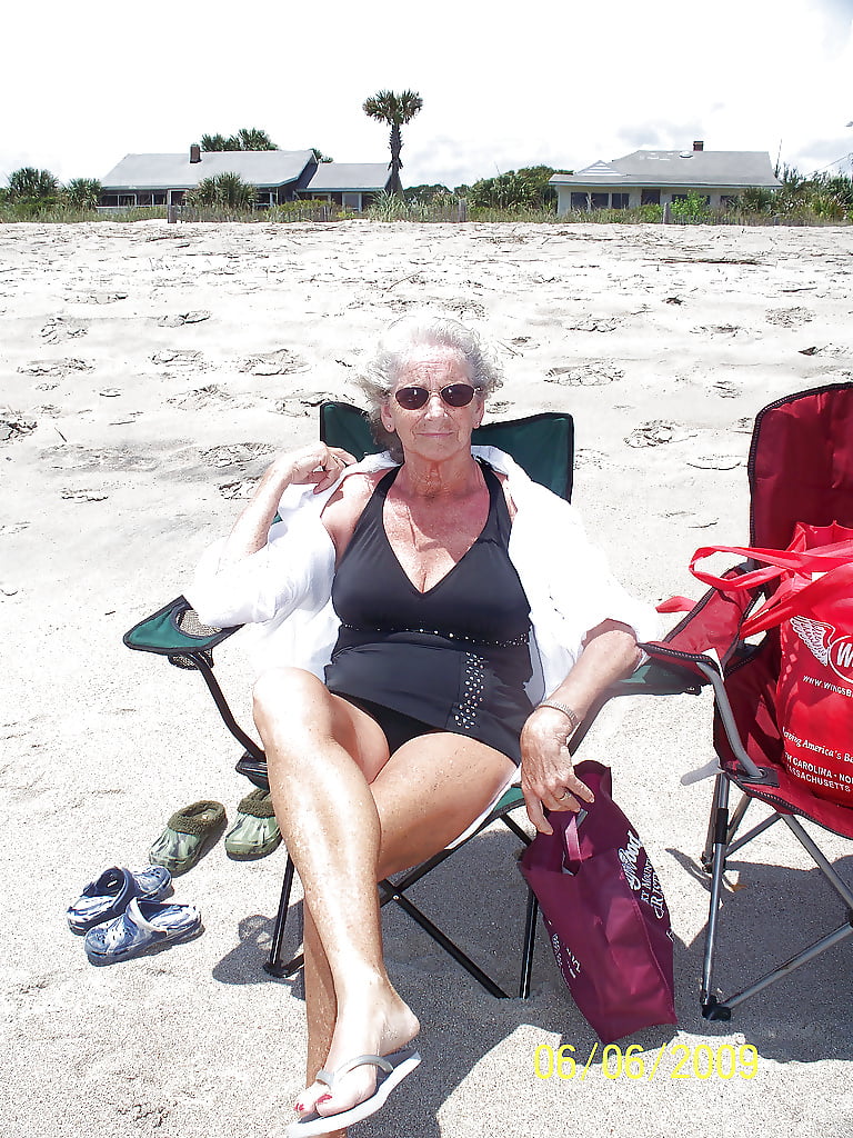 Oma am strand