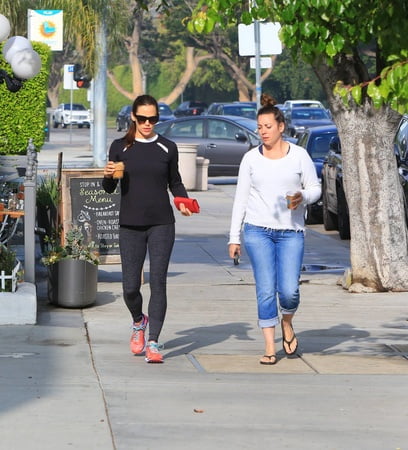 jennifer garner yoga pants         