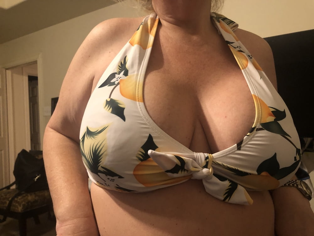 Super Busty MILF in Bikini Shows Off Big Boobs (2) - 31 Photos 