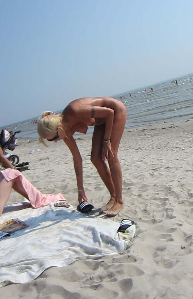 Blond Girl Nude on the Beach adult photos