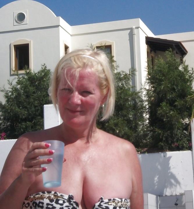 UK Amateur Slut Milf Teresa Mid 50's adult photos