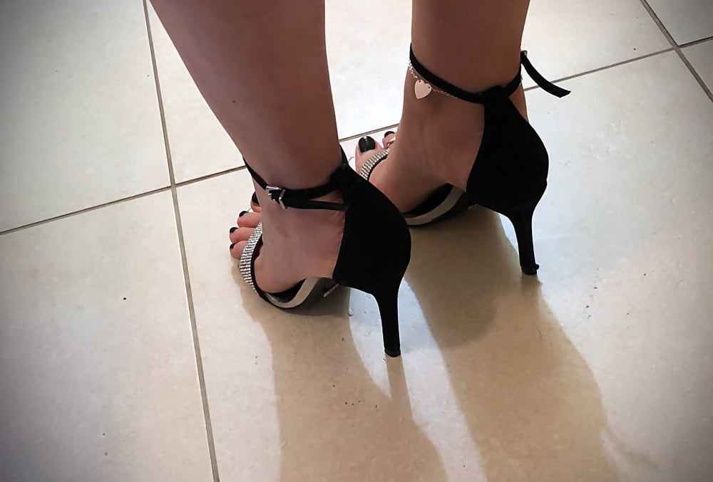 Giada Feet and Heels for a Night at The Club - 10 Pics 