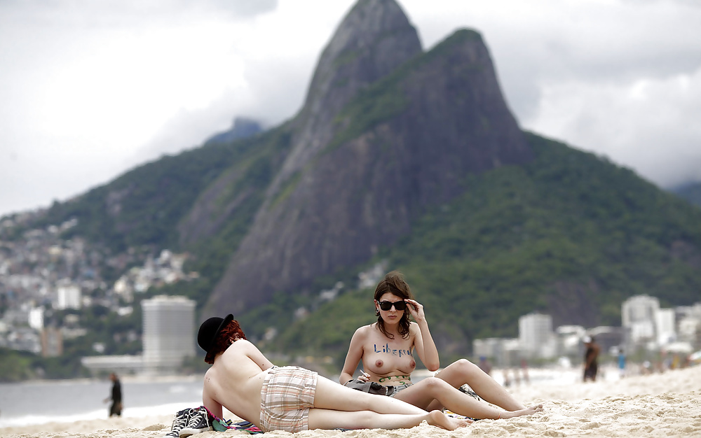 Topless em Ipanema no Rio adult photos