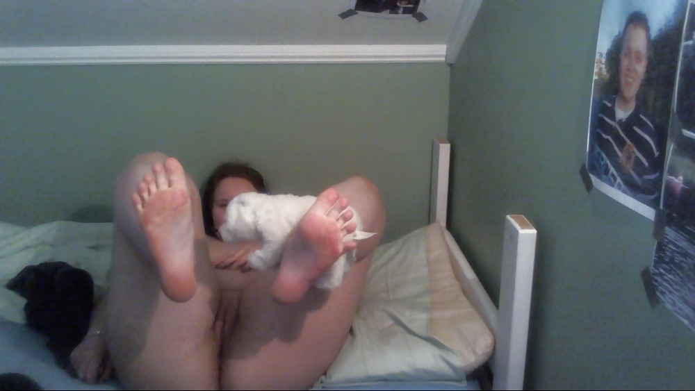May 2013 - GF(19yo) showing smelly feet (naked) adult photos
