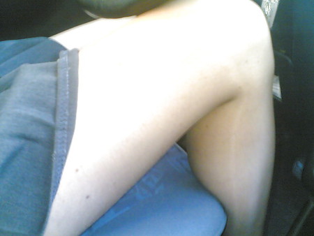 MA MATURE SALOPE EXHIBE EN VOITURE UPSKIRT IN CAR EXHIBE