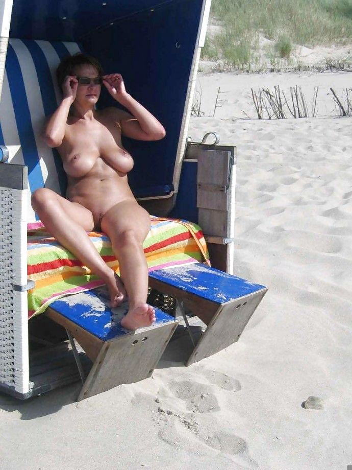 NAKED BODIES DOWN ON THE BEACH adult photos