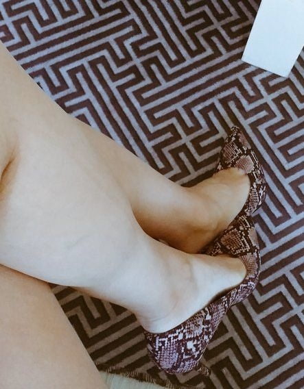 Turkish feet lady showing off - 20 Photos 