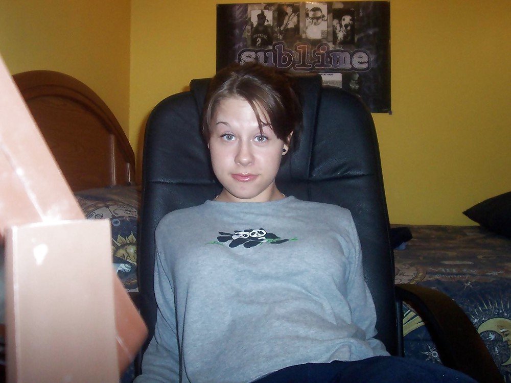 SingleStonerBabe From JoinUnTrue.com adult photos