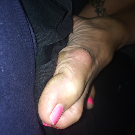 wifes toes in pink and blue