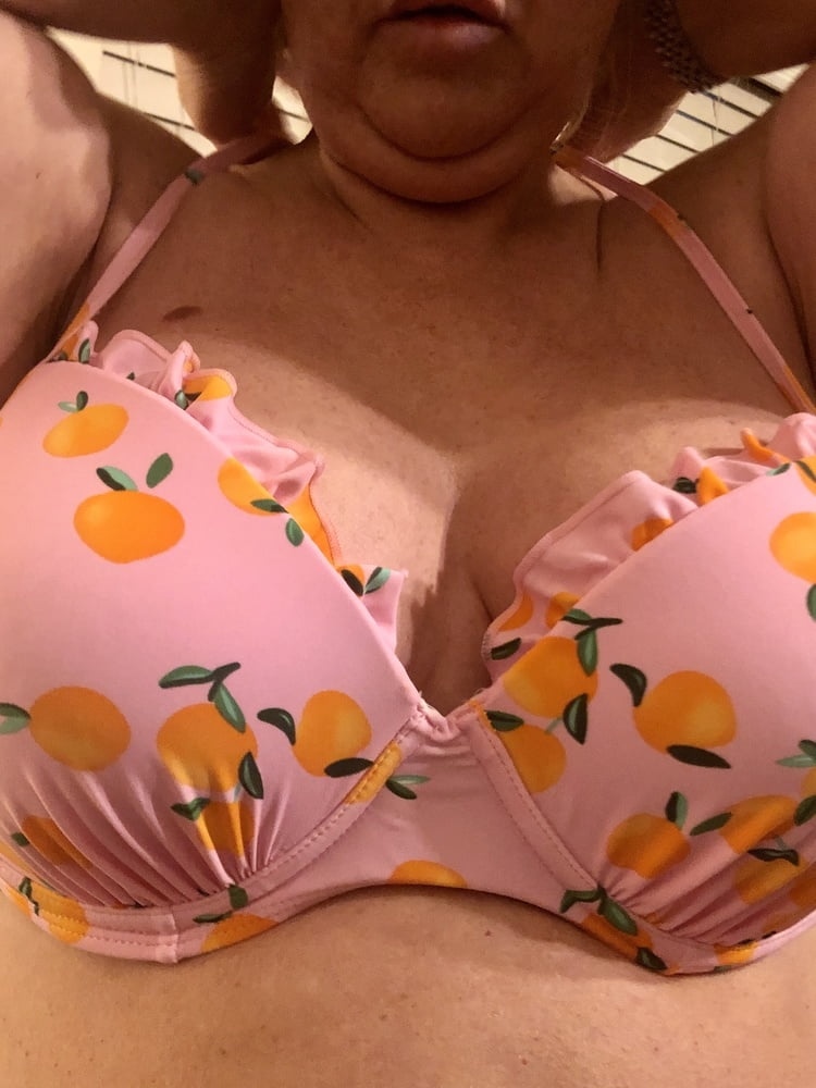 Super Busty MILF in Bikini Shows Off Big Boobs (3) - 33 Photos 