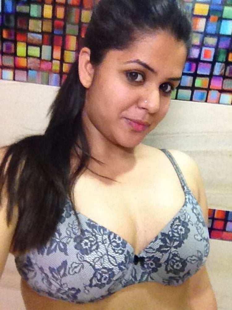 Indian chubby girl showing her small boobs and pussy adult photos