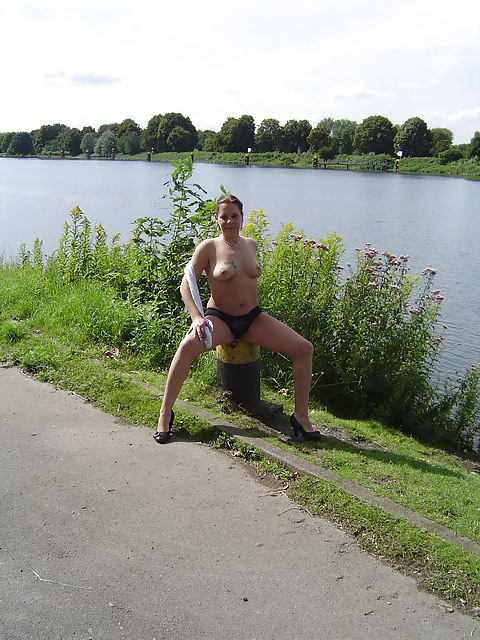Nicole Berghaus aus Gelsenkirchen nackt outdoor 2 adult photos