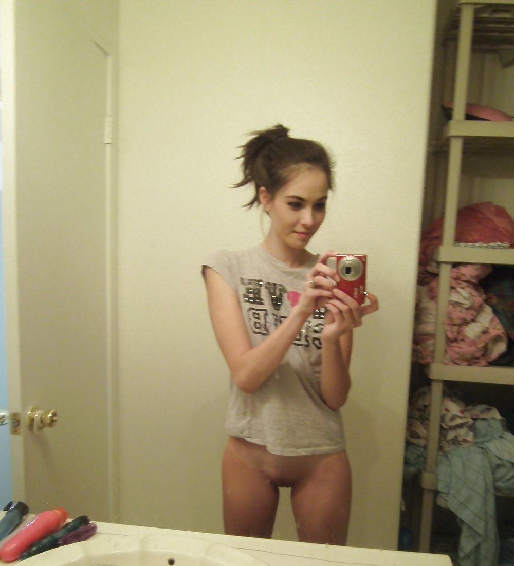 Mirror Girls 17: Sexy Teen Self Shots adult photos