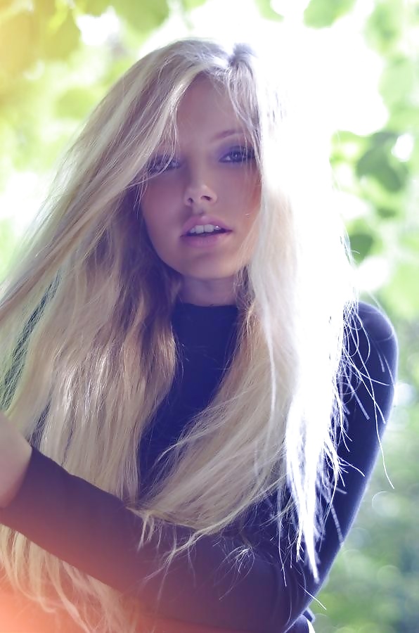 Woman with Dick Sucking Lips adult photos