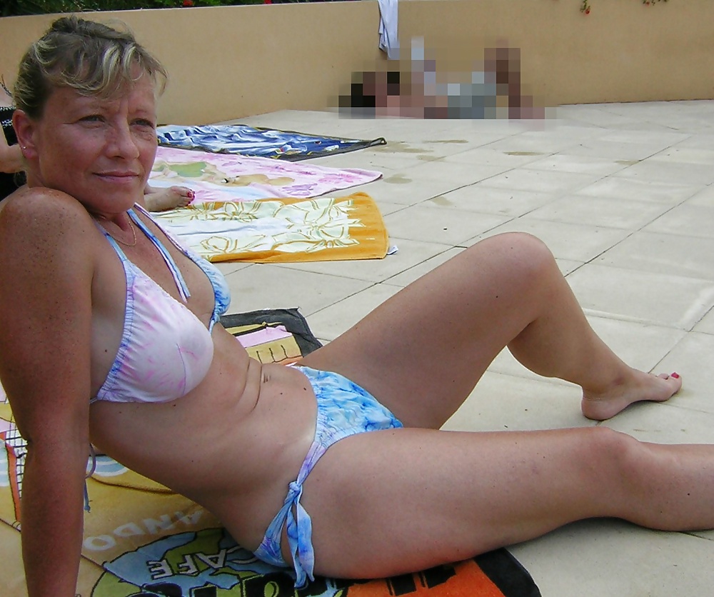Nice milf in her 40's adult photos