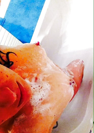 Elle aime le bain et la douche adult photos