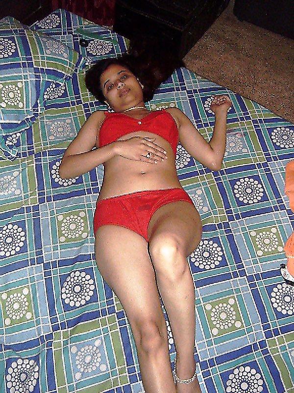 INDIAN SEXY HOUSEWIFE adult photos