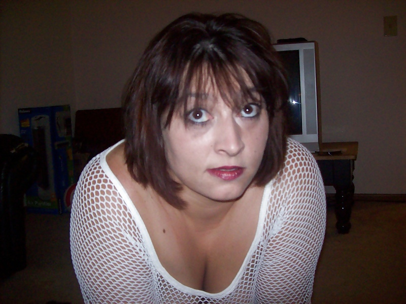 BBW HottwifeMacy poses in white adult photos