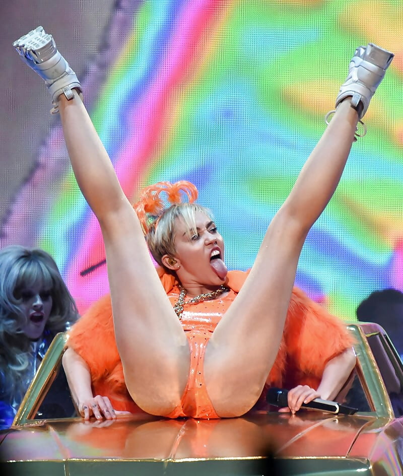Miley cyrus upskirt oops.