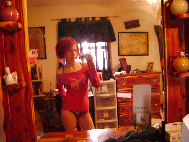 Sexy Emo Redhead Teenchick adult photos