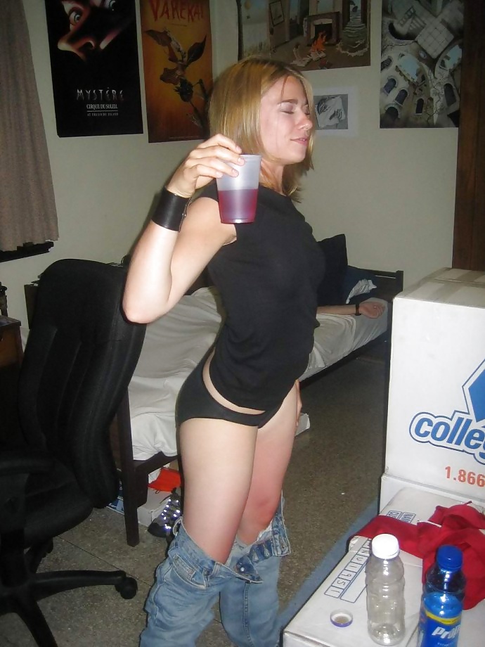 CRazyk Girl like to flash adult photos