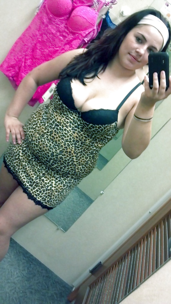 Curvy teen Alyssa poses adult photos