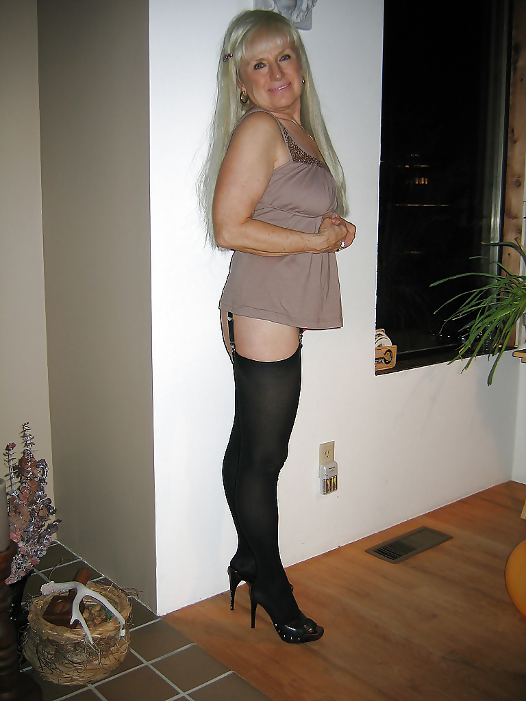 Sexy MATURES and MILFs 44 adult photos