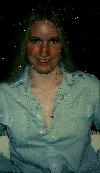 COLLEGE BABE CLOSE-UPS: KIM & PATTY adult photos