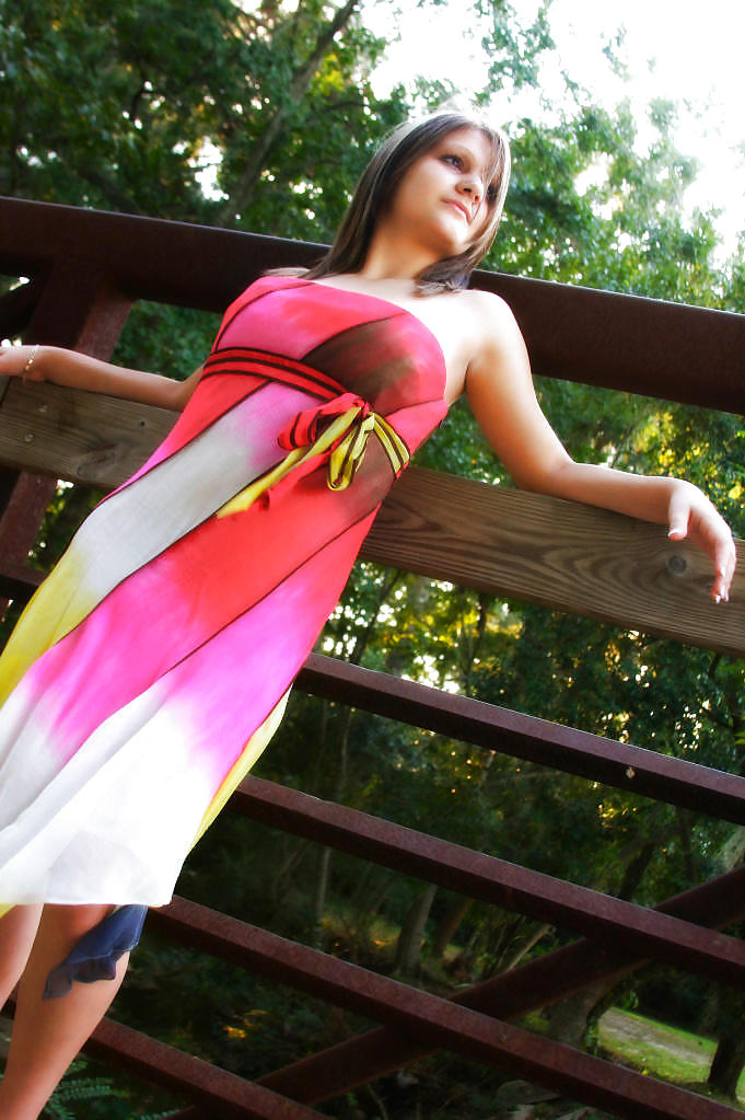 AMATEUR JULIA SHOWING OFF adult photos