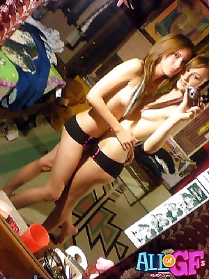 selfshot girls adult photos