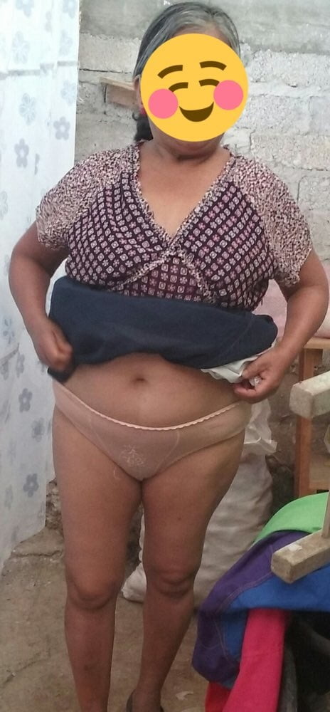 77 yo lady accepted U$20 to show off her body - 4 Photos 