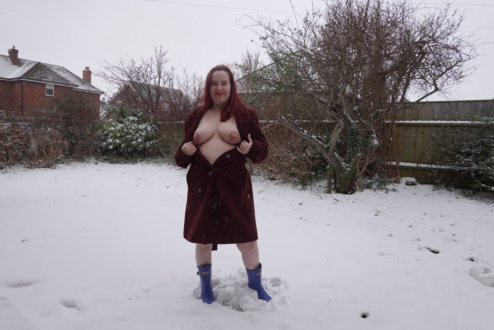 Pregnant flashing naked in the cold snow - 56 Photos 