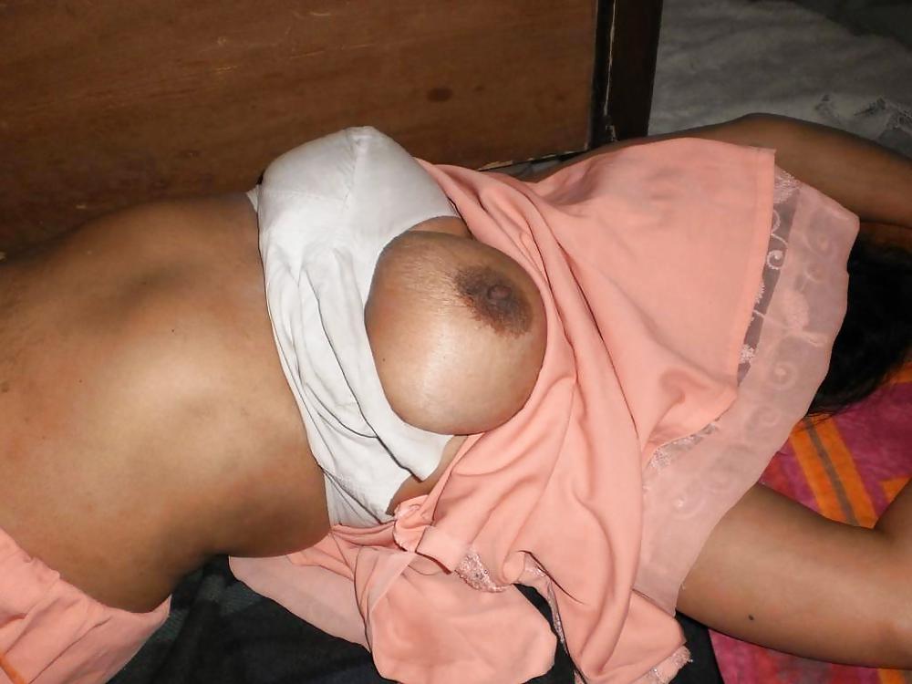 Pakistani wife in salwar kameez showing boobs adult photos
