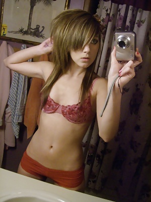 young emo takes naked selfshot photos adult photos