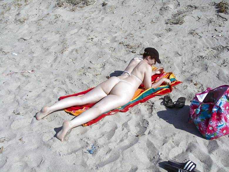 Milf Woman - Big aNd White Ass - On the Beach adult photos