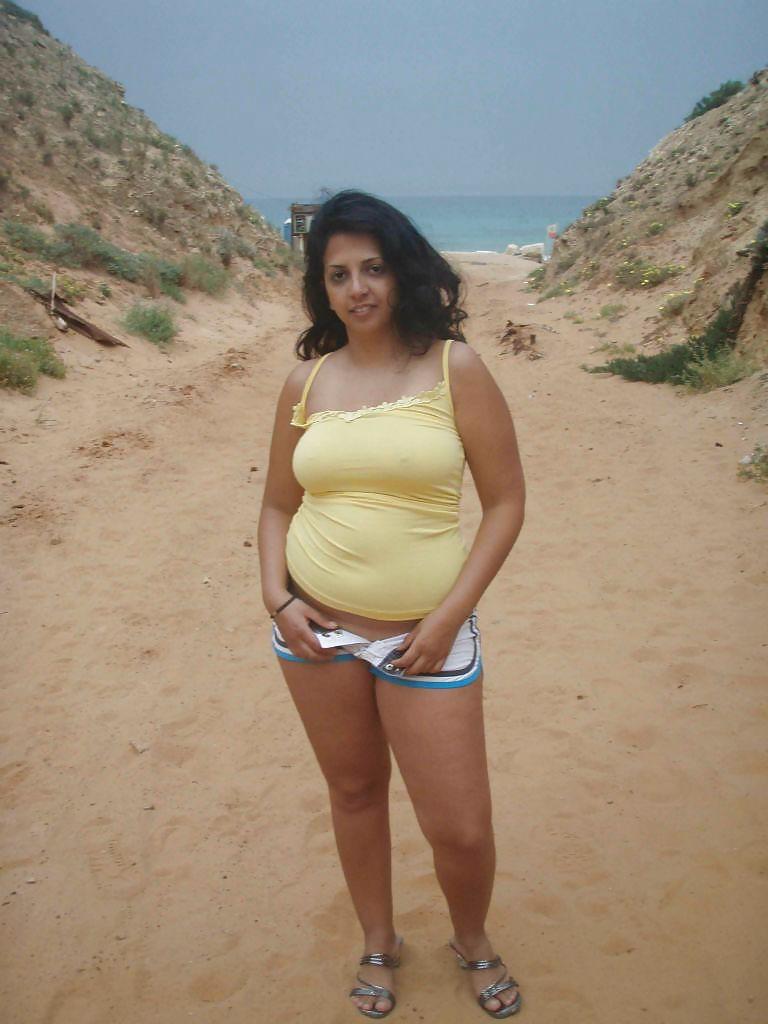 ARAB GIRL ON BEACH adult photos