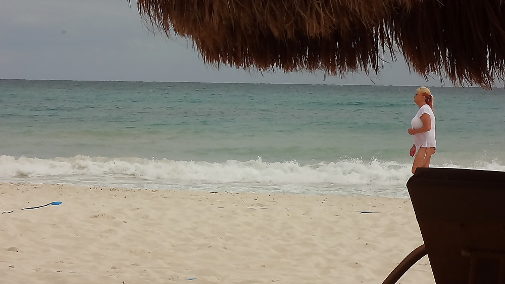Rubia tetona en la playa de Mexico adult photos