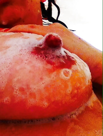 Elle aime le bain et la douche adult photos