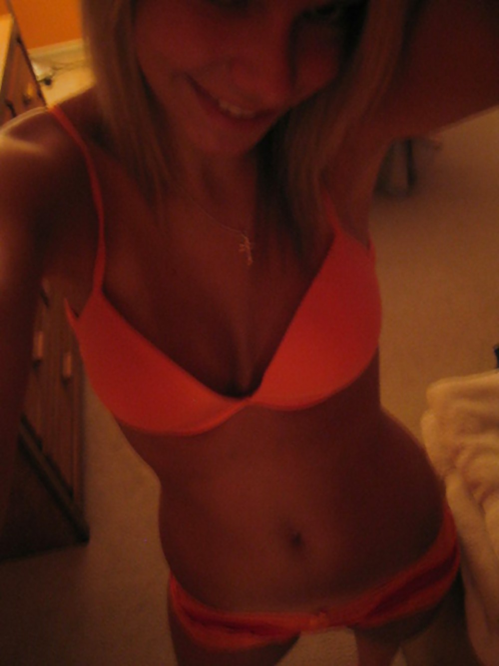 Pretty Amateur Allie adult photos