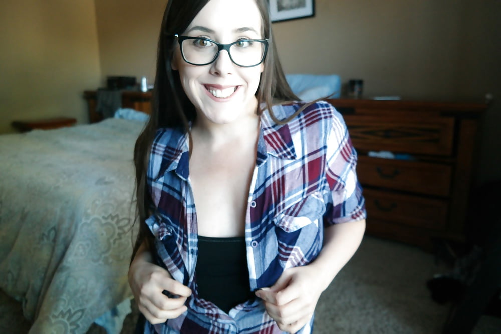 Nerdy Teen Slut aka Sarjen89gw Selfies adult photos